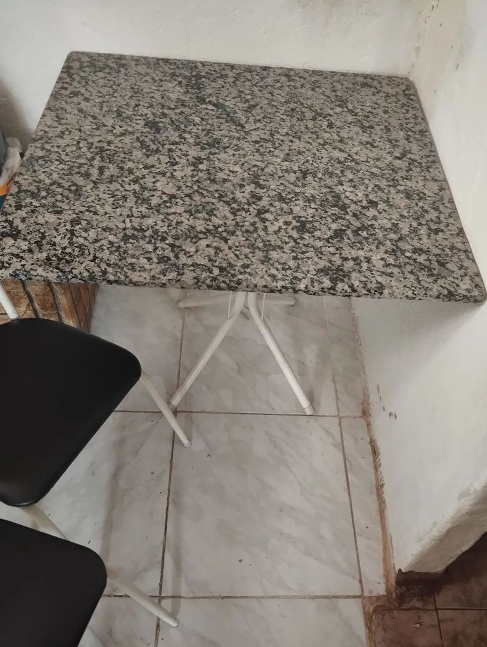 Vendo mesa de mármore quadrada com 4 cadeiras  - Foto 2
