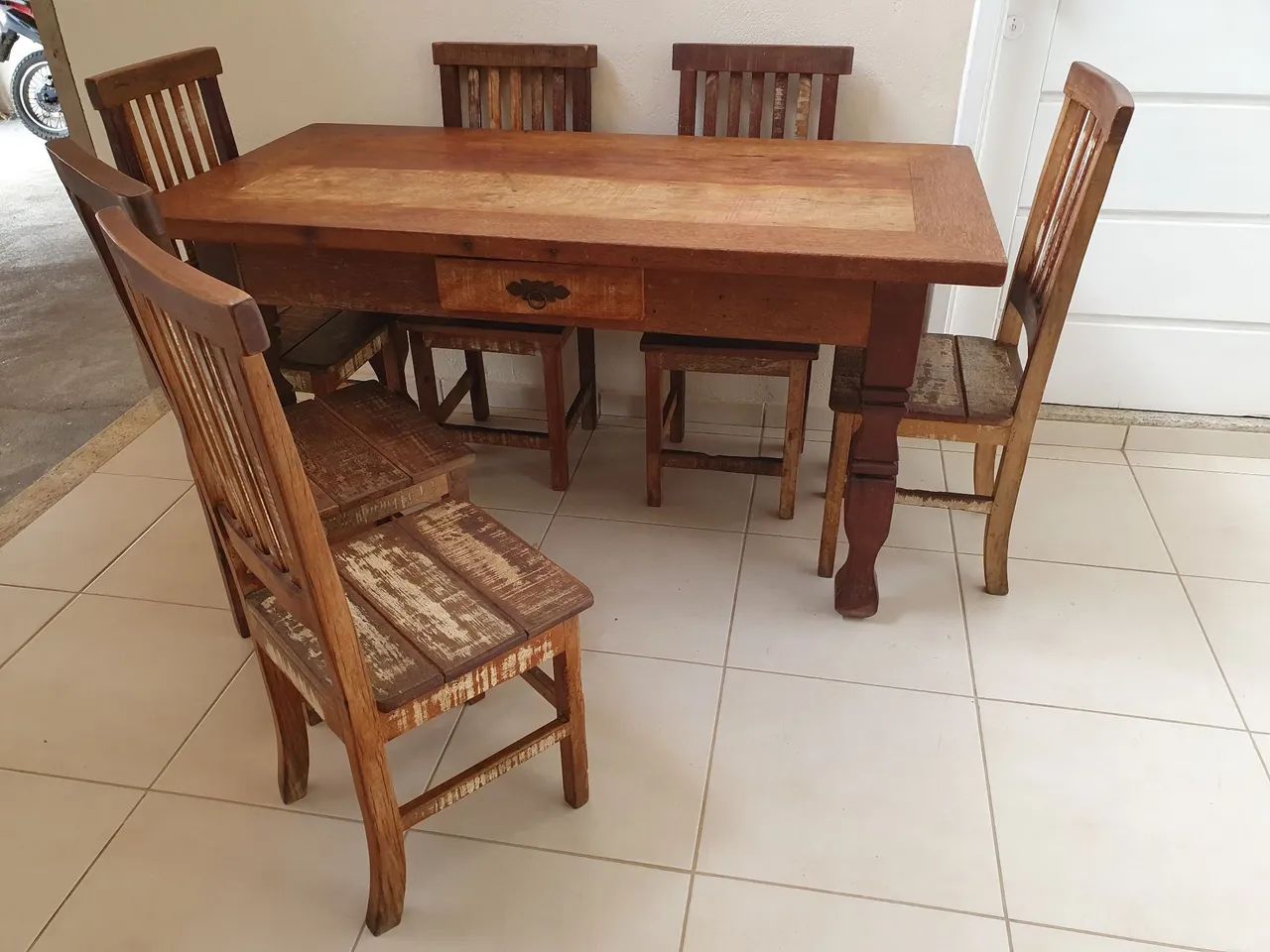 Mesa com 1 gaveta e 6 cadeiras de madeira demolição  - Foto 5
