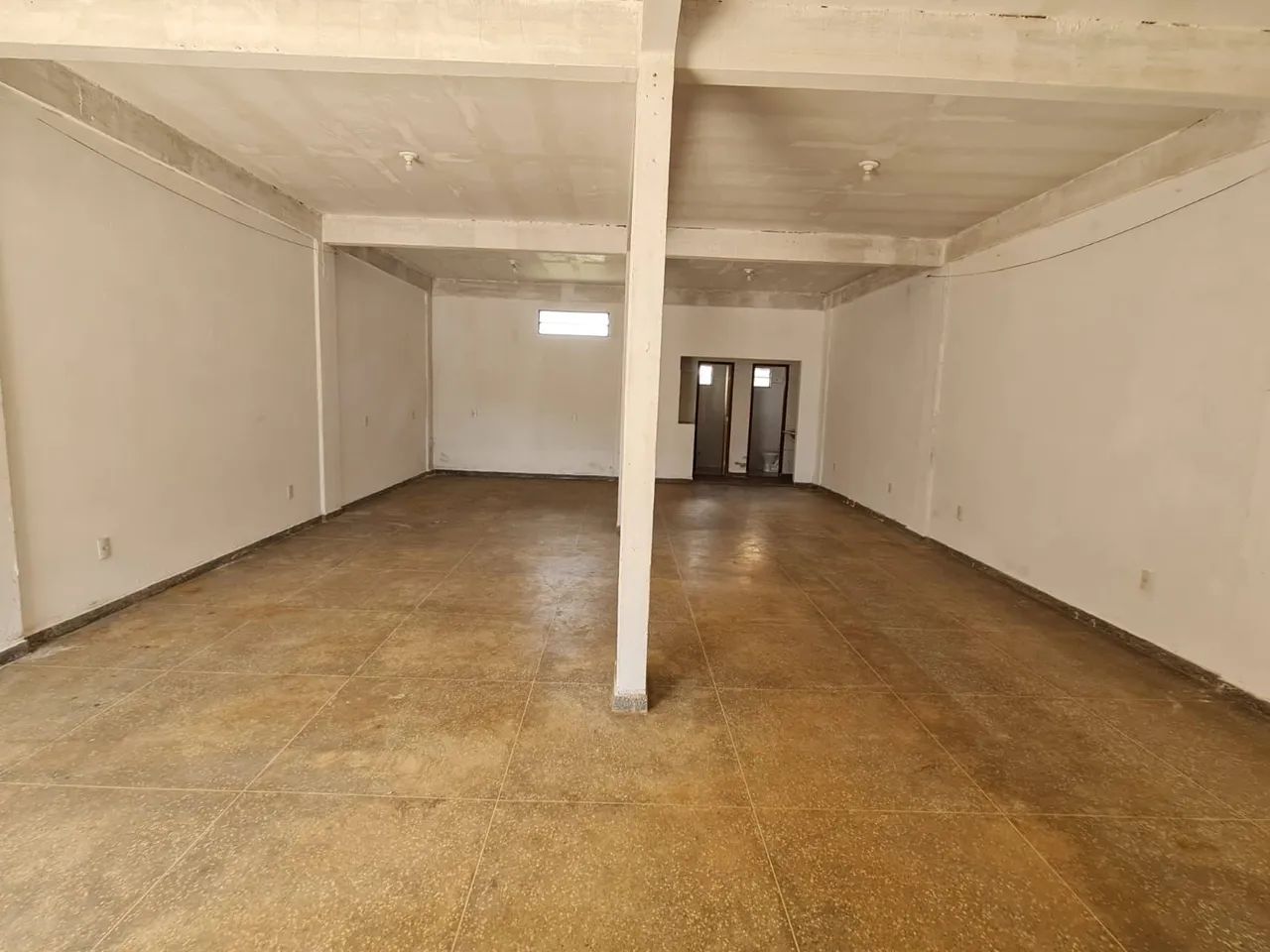 Loja Comercial 100m² na Avenida Principal Sol Nascente - 2 Banheiros - Foto 3