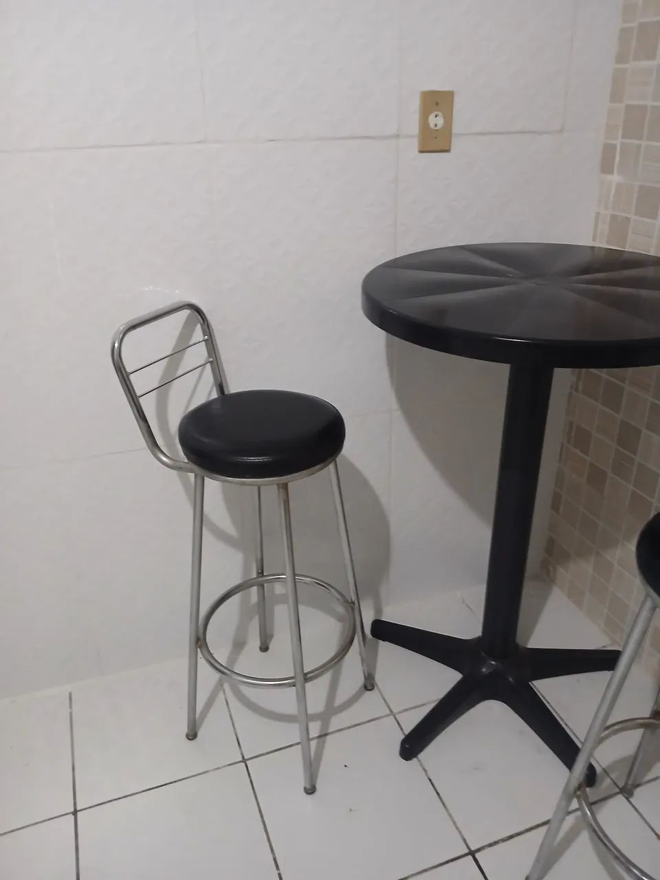 Mesa alta mais banquetas. - Foto 2