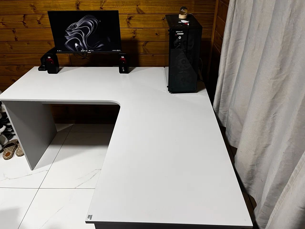 Mesa em L em bom estado.