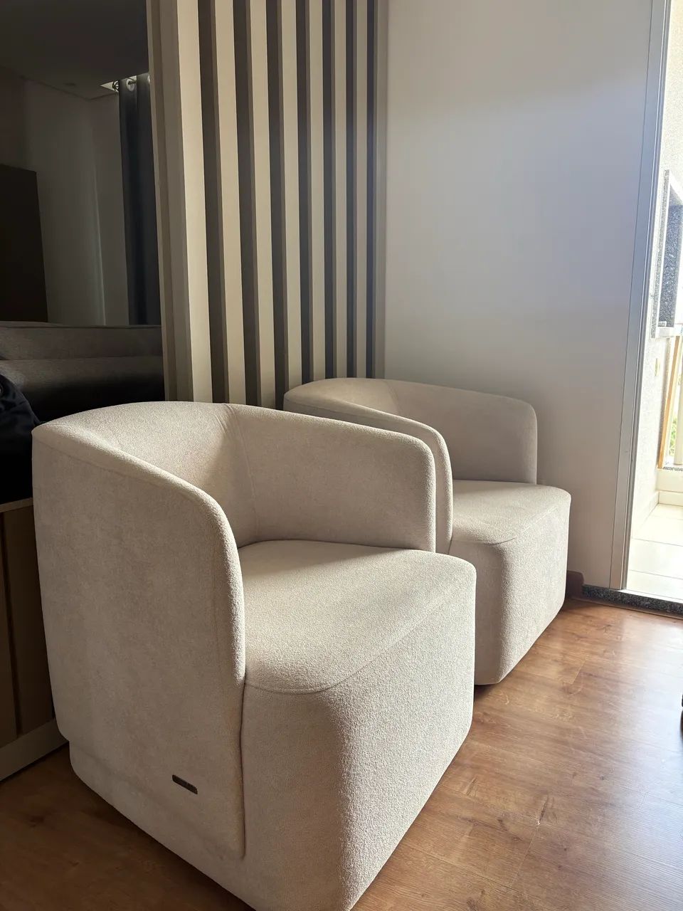 Poltrona estofada off white 