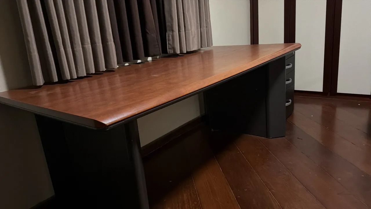 Mesa escritório, aparador, gaveteiro e 2 poltronas 