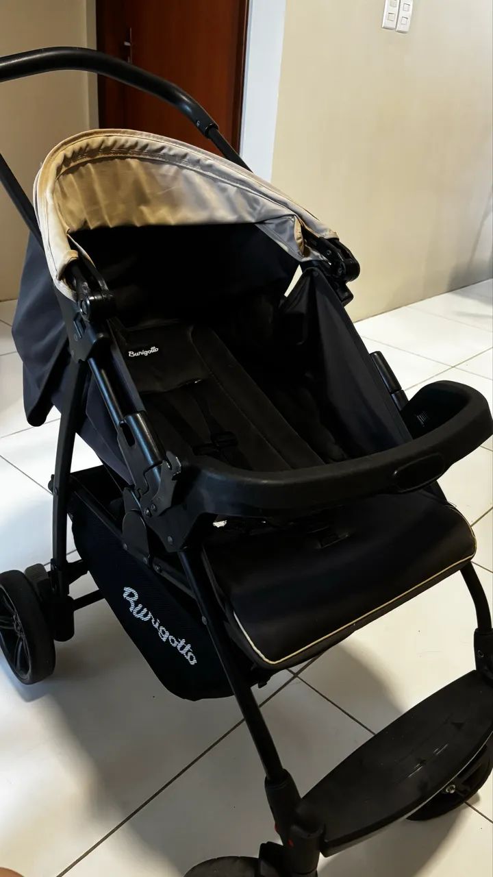 Carrinho de bebê e bebê conforto