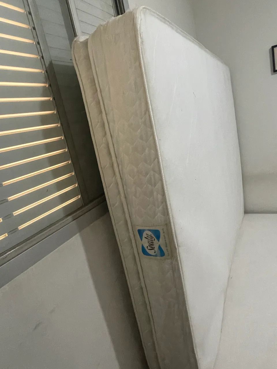 Vendo cama King Size completa (colchão Sealy Posturepedic + box).