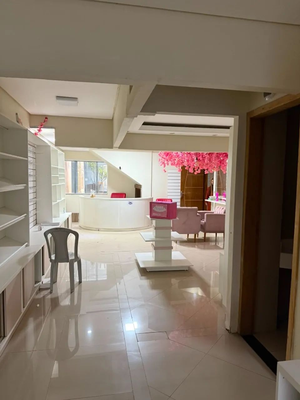 Ampla Sala Comercial com 80m² - Mobiliada e Pronta para Locação - Foto 2