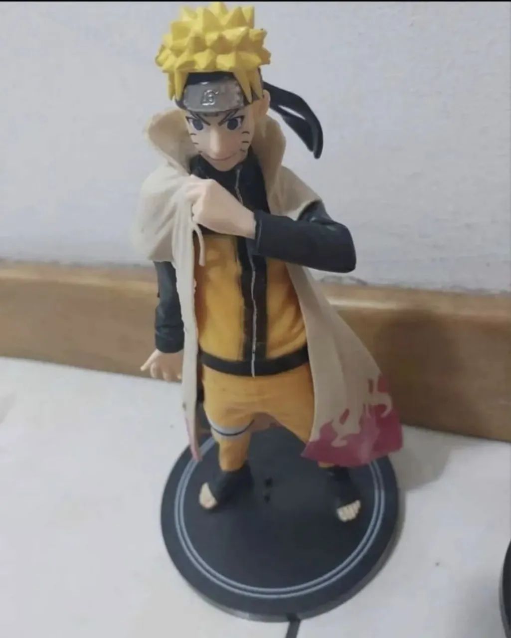 kit com dois bonecos estatuetas de pvc naruto e Akatsuki com 19 cm cada um + base 