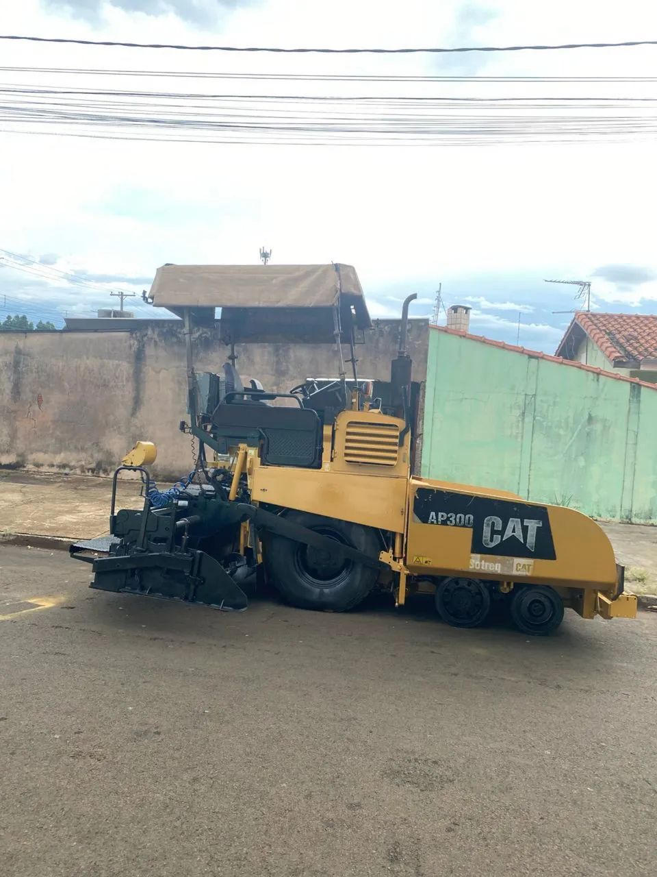 Vibroacabadora Caterpillar AP300 2010 - Pronta para Trabalhar