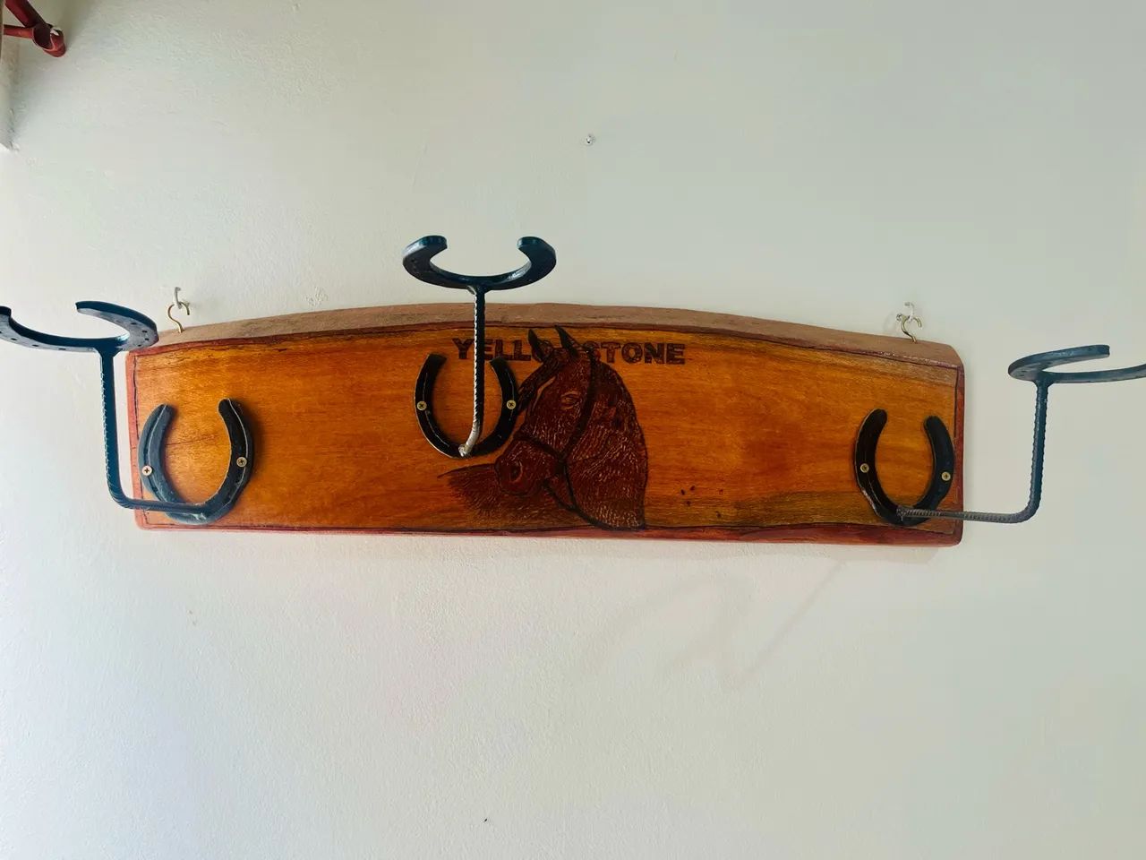 Suporte Rústico para Chapéu e boné.
