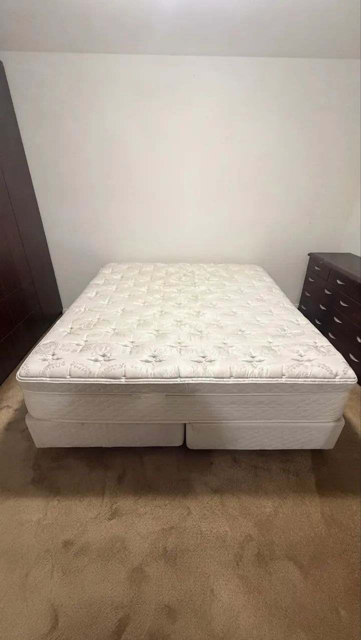 Cama King com Box Sealy seminova