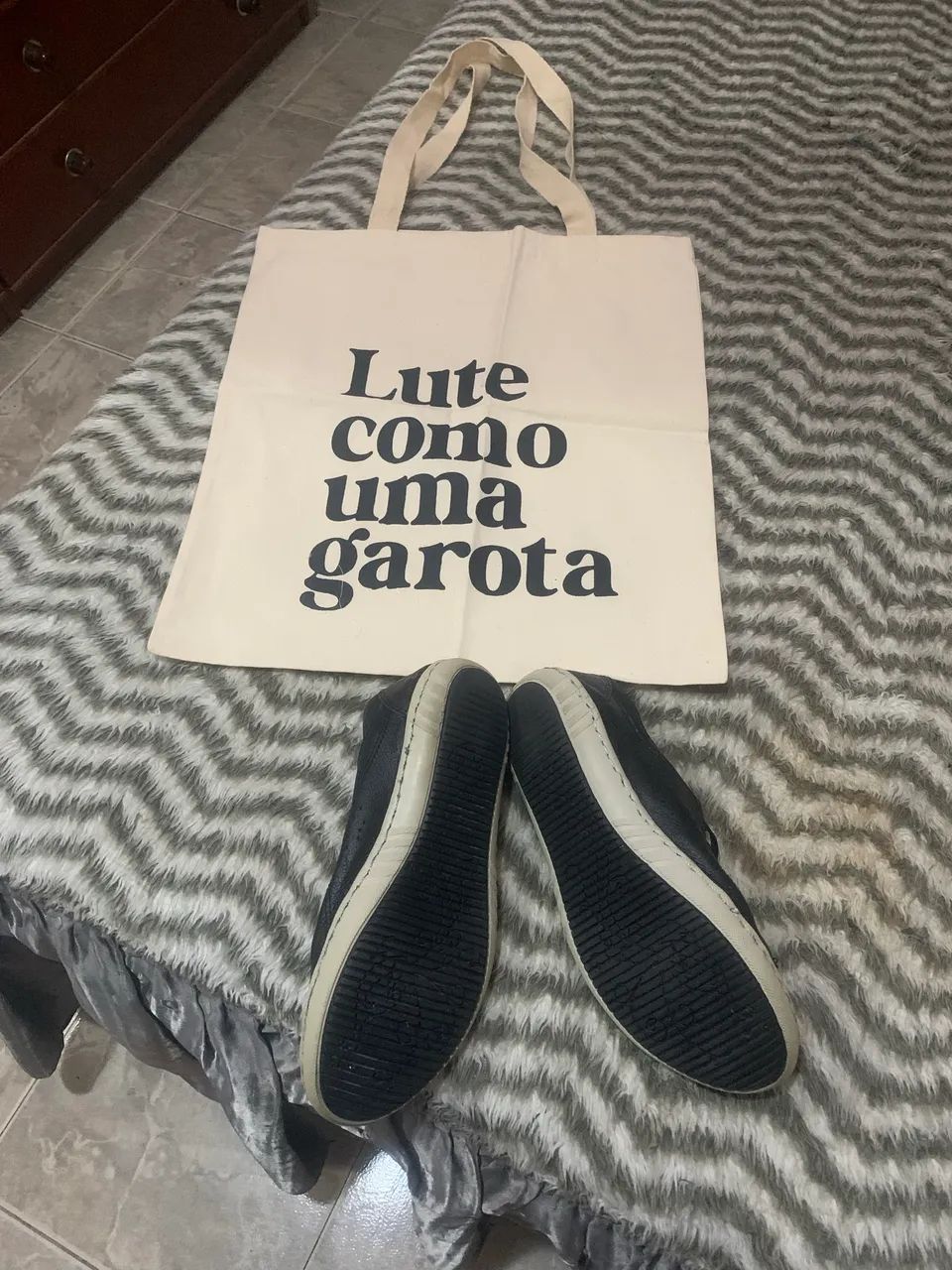 Conjunto bolsa ( nova) + tênis em couro preto  - Foto 2