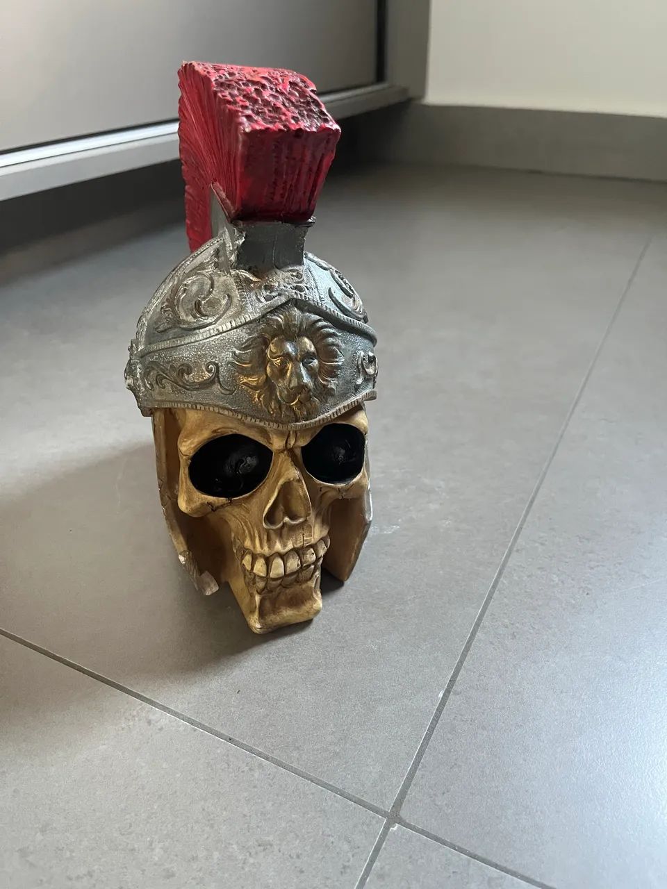 Caveira Decorativa Medieval com Elmo - Castelo de Itaipava - Foto 2