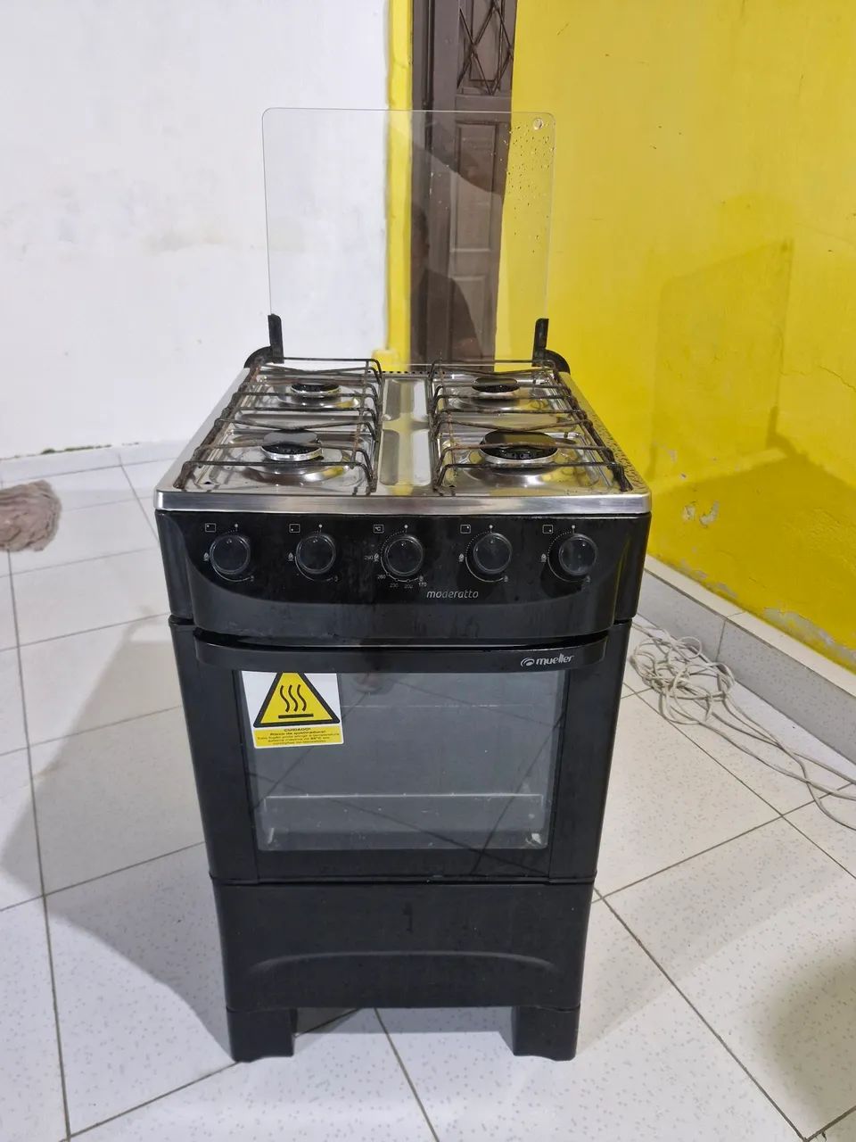 Fogão de 4 bocas, funcionando tudo perfeitamente. 