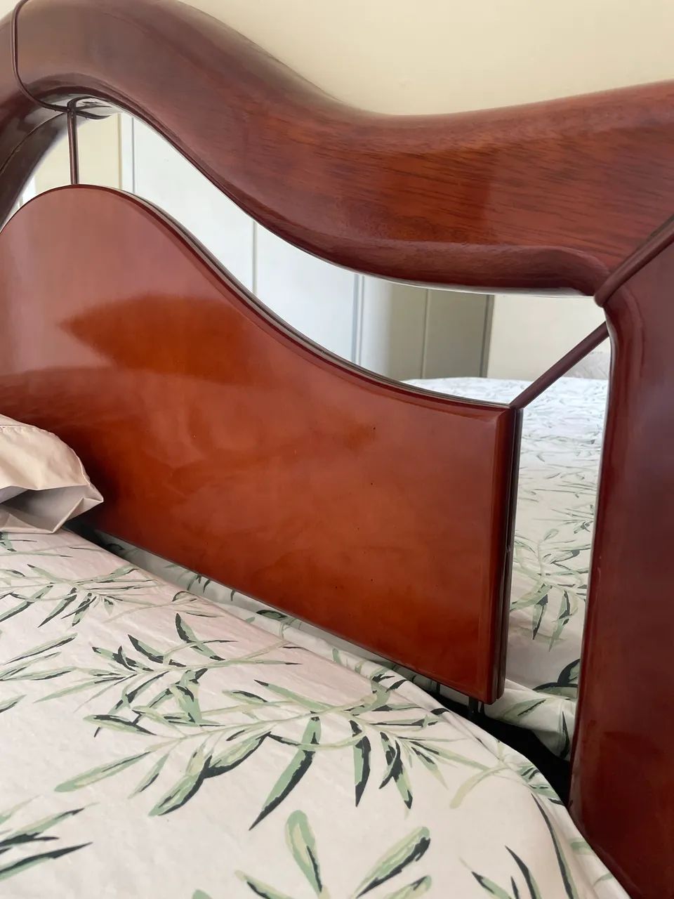 Cama de casal em madeira maciça 