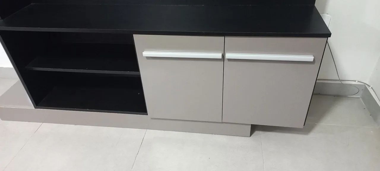 Painel TV acetinado TX cor lacca fumê/preto