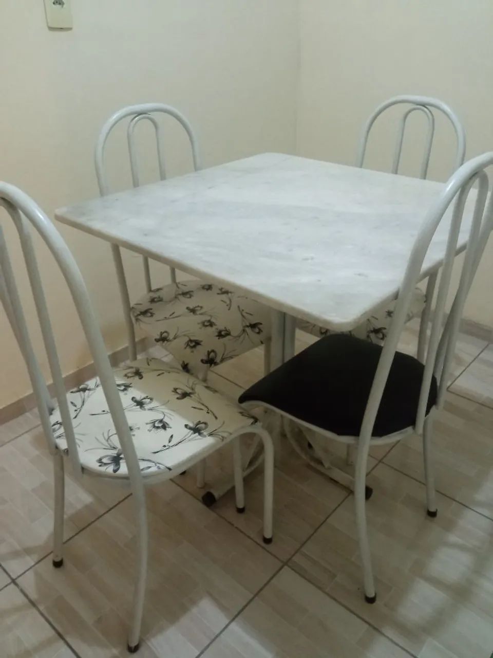 Mesa metálica, com tampo branco. 