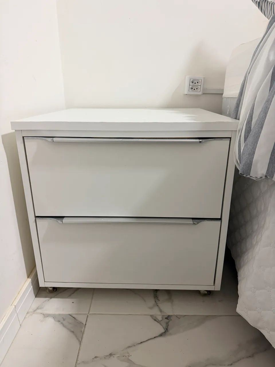 Vendo 01 Criado-mudo / Mesa de Cabeceira