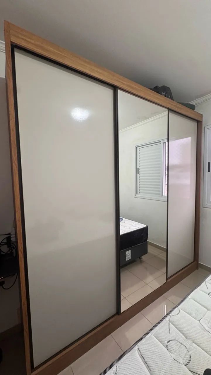 Guarda roupa grande e lindo - 3 portas e espelho - Foto 2