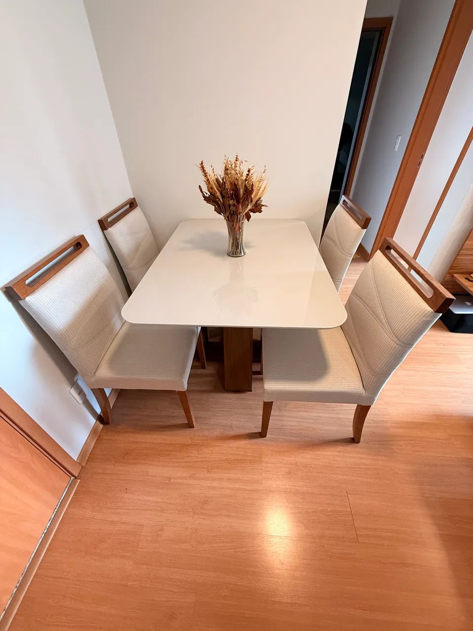 MESA DE MADEIRA COM 4 CADEIRAS R$ 1.300,00 - Foto 2