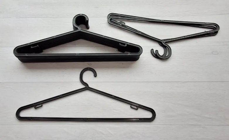 Kit  12 Cabides Plásticos Pretos  - Excelente Estado! - Foto 2
