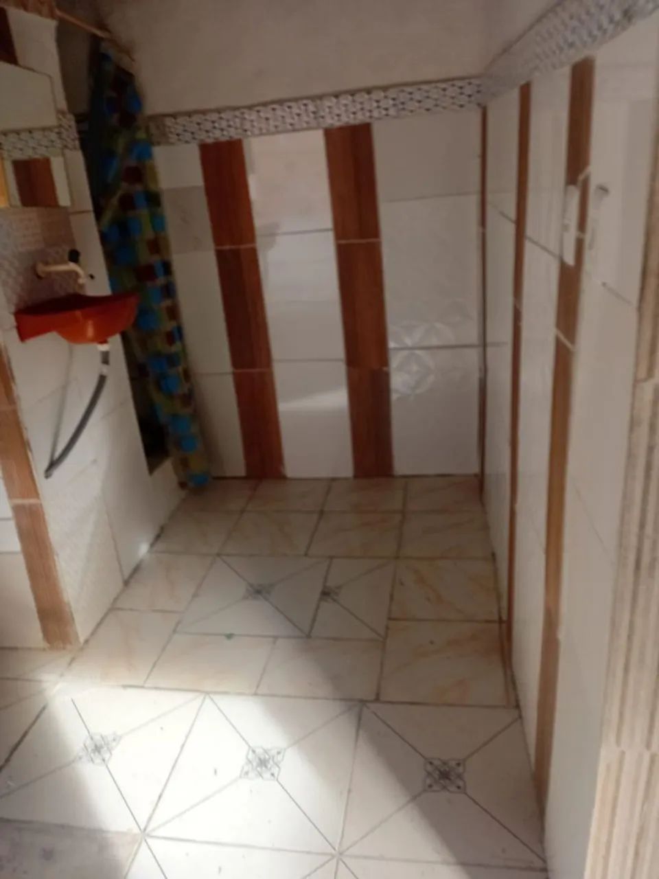 Alugo um kitnet.