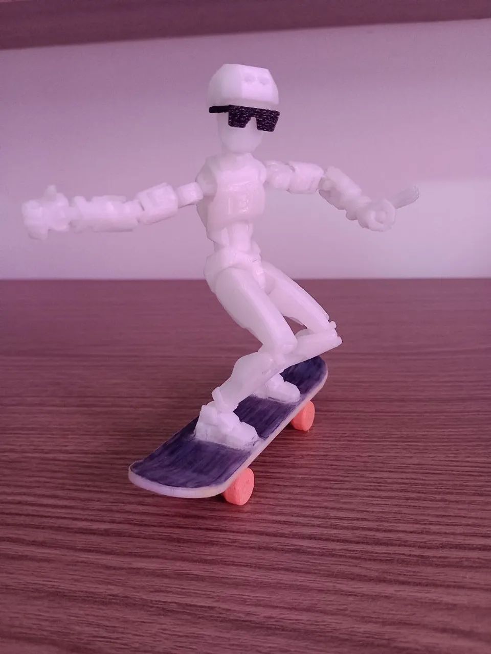 Boneco Articulado com Skate Pintado a Mão - Foto 2