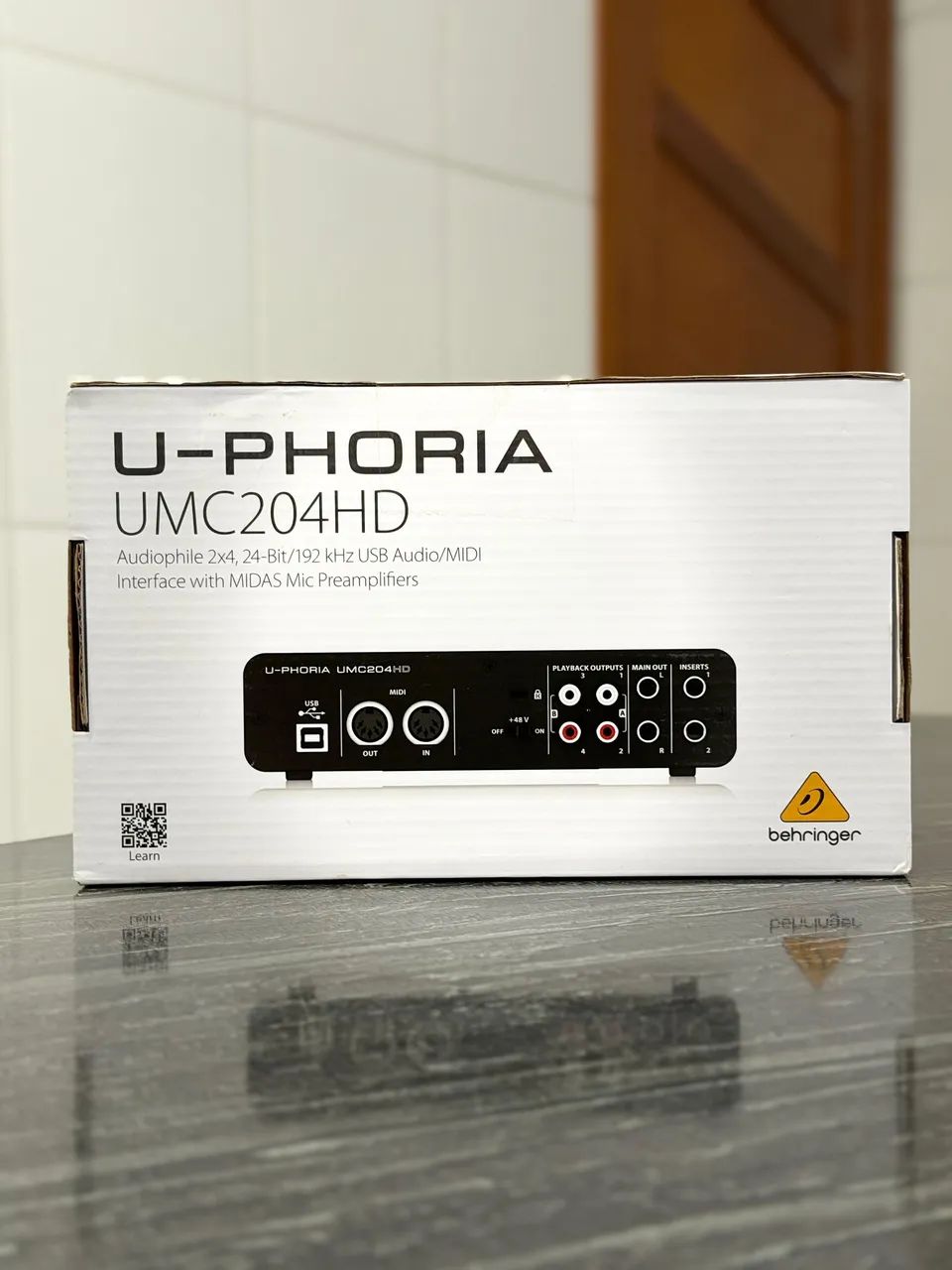 Interface de áudio behringer umc204hd lacrada 