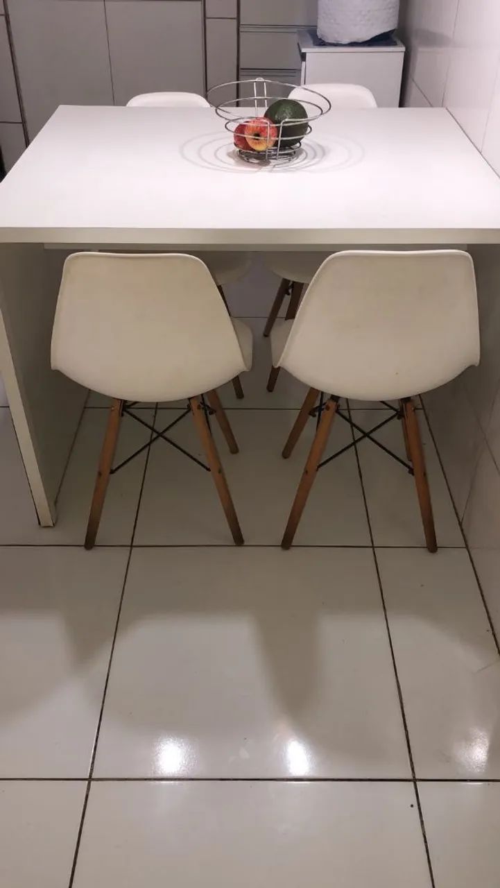 Vendo Mesa com 4 cadeiras 