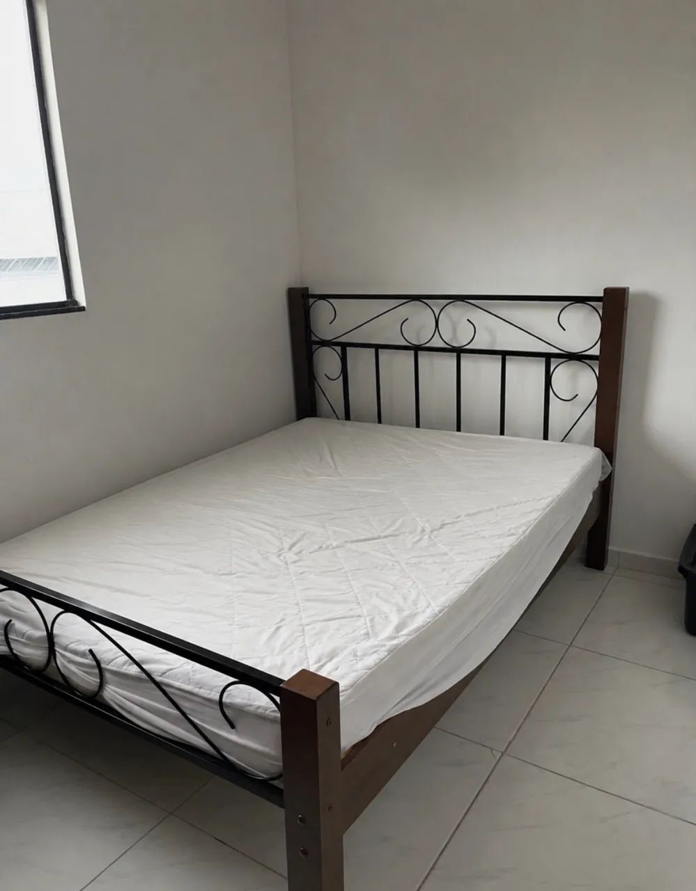 Mesa, cama e colchão  - Foto 2