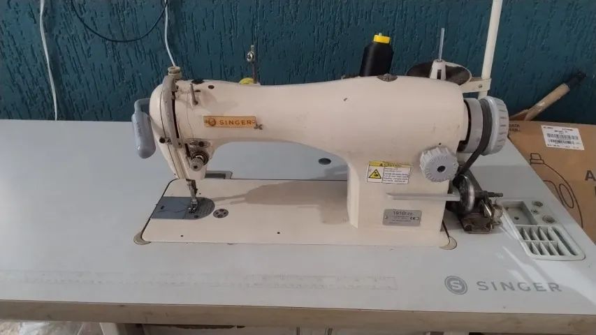Maquina reta industrial Singer