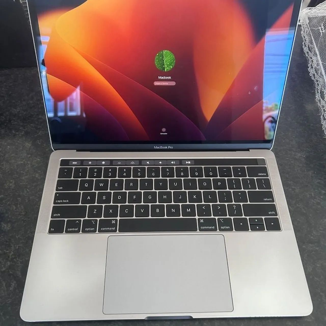 MacBook Pro 2018 13" 8GB 256SSD com cabo/fonte e 560 ciclos bateria. 