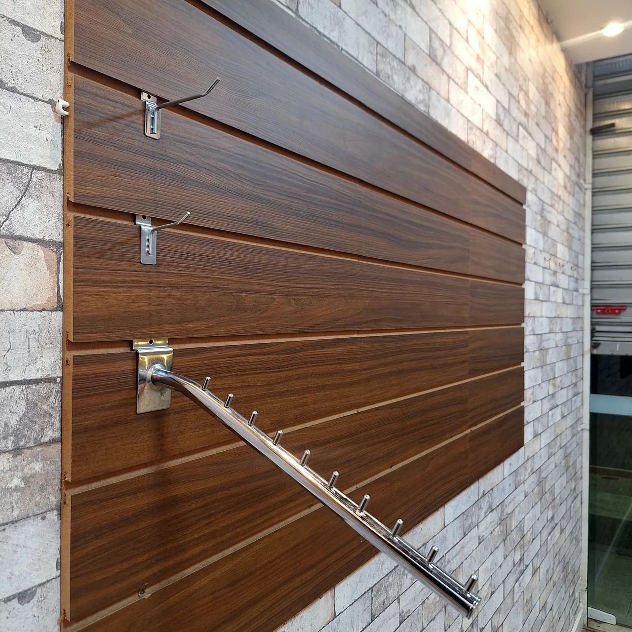 Painel canaletado com ganchos e cabideiros 