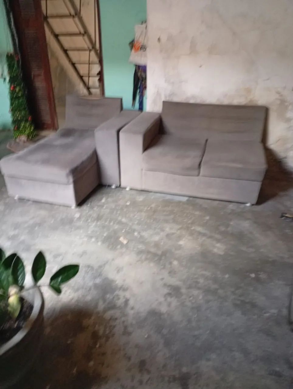 Sofá bom velho mas em boas condições ele todo  - Foto 4