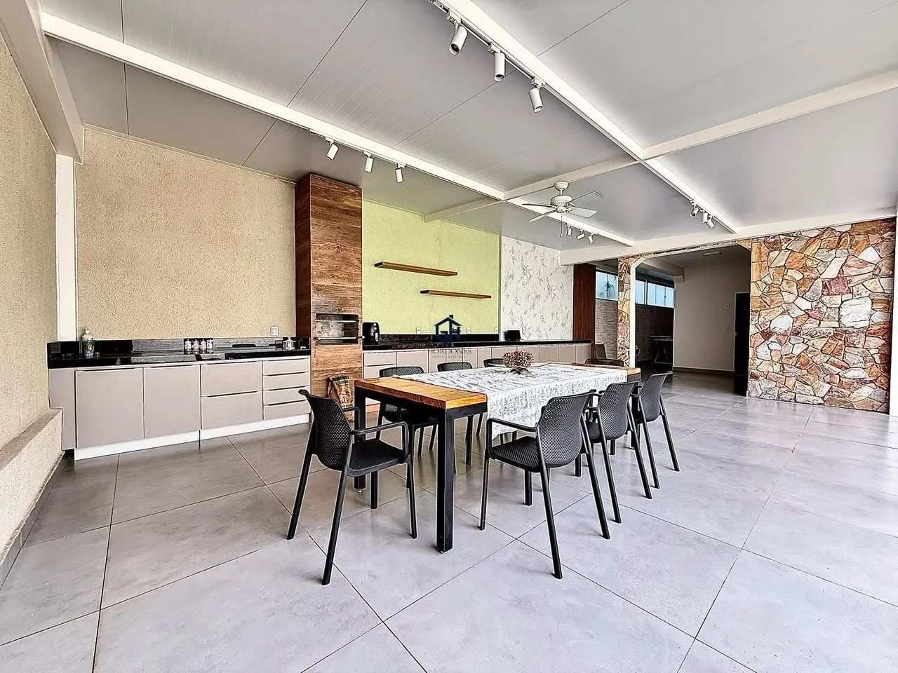 CASA DE ALTO PADRÃO - SERRANO