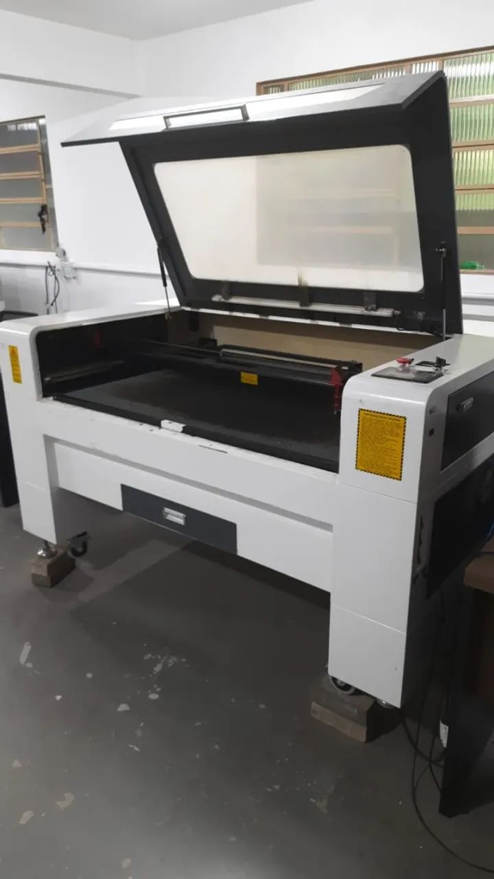 Equipamento de corte e gravação a laser CO²