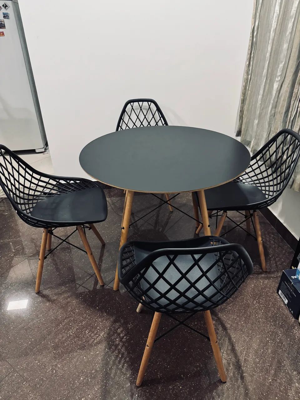 Conjunto Mesa de Jantar + 4 Cadeiras - R$ 700 - Foto 3