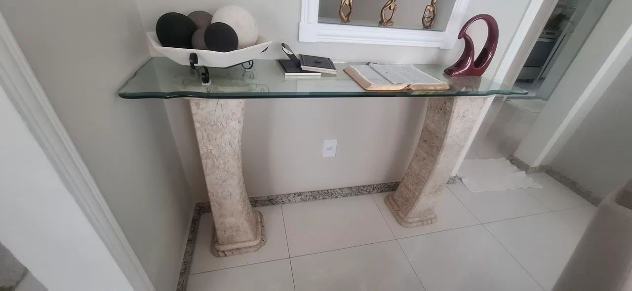 Aparador  com vidro grosso e pés de granito, ótimo estado - Foto 2