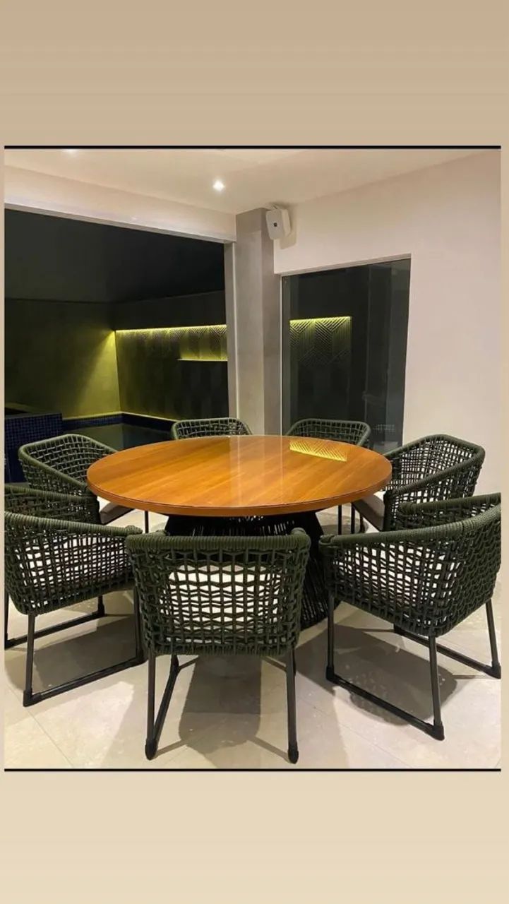MESA COM TAMPO DE MADEIRA COM 4 CADEIRAS DE LUXO - Foto 4
