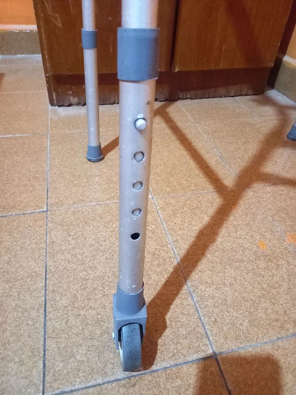 Andador em aluminio com rodinhas - Foto 5