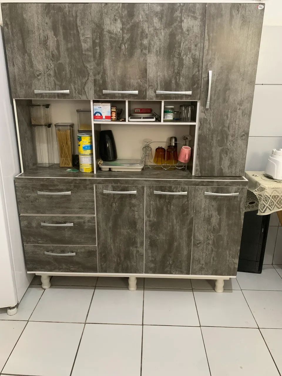 Armário de pé com quatro compartimentos 