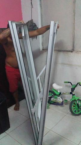 Vendo 3 janelas super grande em vidro, armação em alumínio.200 reais cada uma - Foto 5