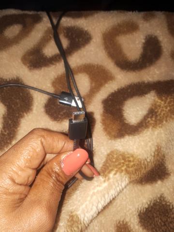 Vendo um cerular com somente o cabo usb sem caixinha