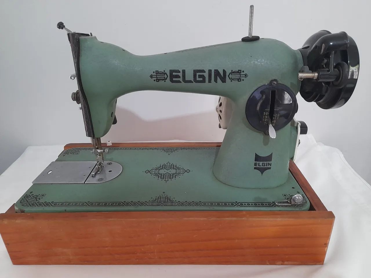 Maquina de costura antiga Elgin motorizada - Foto 2