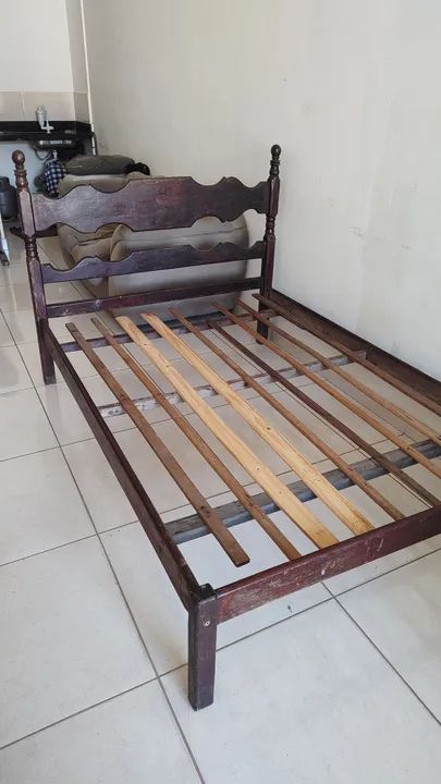 Vendo está cama de casal de madeira maciça leia todo anúncio. - Foto 2