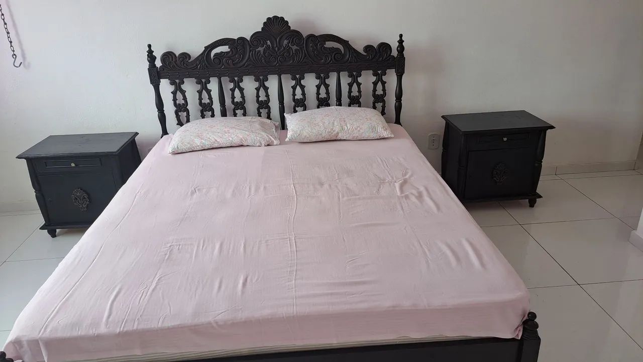 Conjunto de cama de casal com cabeceira talhada em madeira maciça e 2 criados-mudo