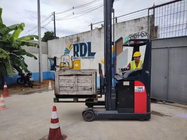 Empilhadeiras Cursos e atualizações - Foto 2