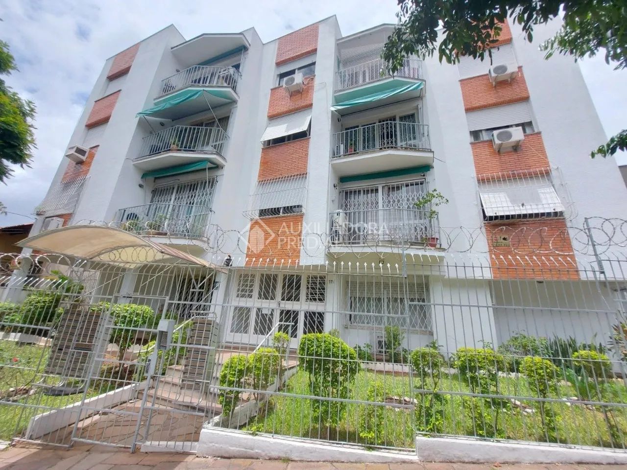 Apartamento de 2 dormitórios com vaga escriturada.