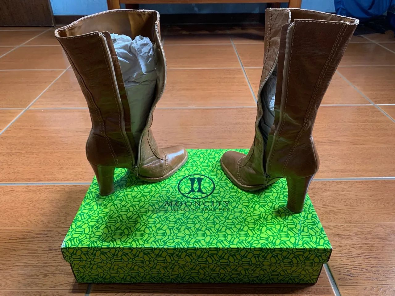Botas de cano alto em couro marrom - Foto 3