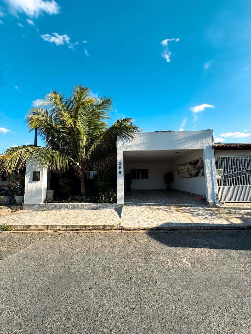 Vendo Linda Casa no Condomínio Flor do Cerrado, Com Piscina.