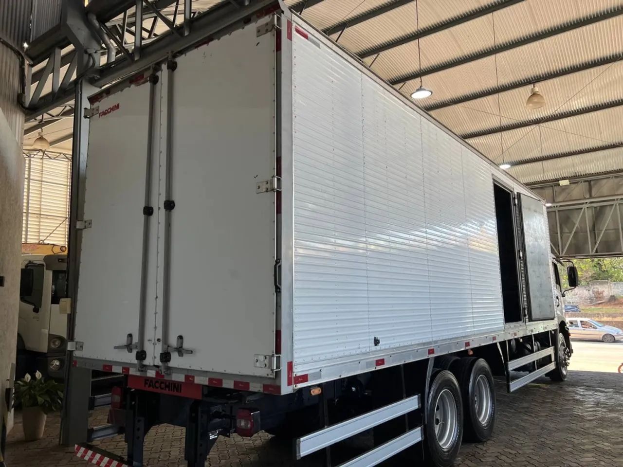 Caminhão VW 24.260 24260 Trucado 6x2 Baú 8.5 metros - Foto 5